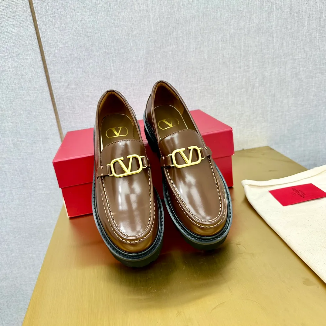 👟👟Ex-factory price 560👟👟 2024【VALENTINO】Valentino's early spring fashionable slip-on loafers are hot new🆕 Versatile style with temperament💃🏻 Slay the whole audience immediately when you put them on [Love] The ultra-simple design is more timeless and attractive! Fashionable and neat feeling, it is a magic tool for increasing your height and slimming down ✨ The shoe collar is specially added with anti-wear latex! You won't feel tired after walking all day long🦶🏻 The upper is made of open-edge beaded cowhide material and paired with a calfskin lining, which is full of texture! 👿Bottom thickness 4.0cm 👿Color: Black Brown 👿Size: 35-40 Factory ready supply